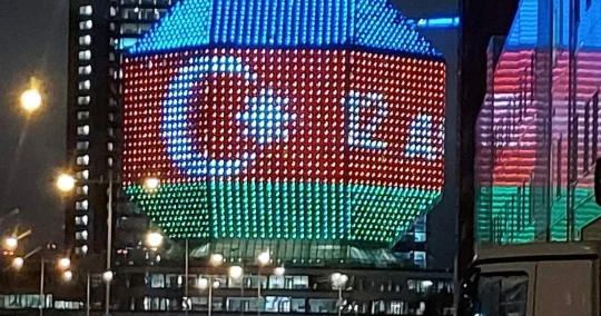 В связи с Днем памяти общенационального лидера Гейдара Алиева здание Национальной библиотеки Беларуси окрасилось в цвета флага Азербайджана