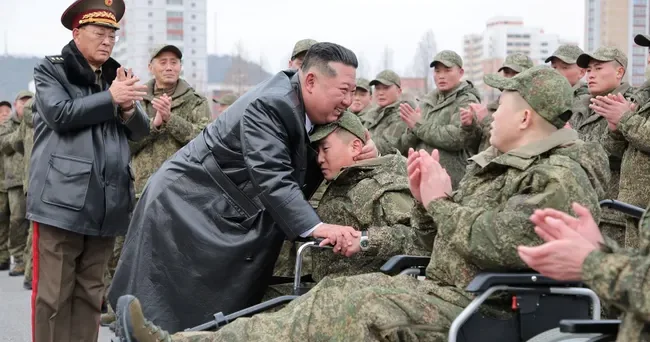 Ким Чен Ын торжественно встретил военных, вернувшихся из Курска Minval Politika