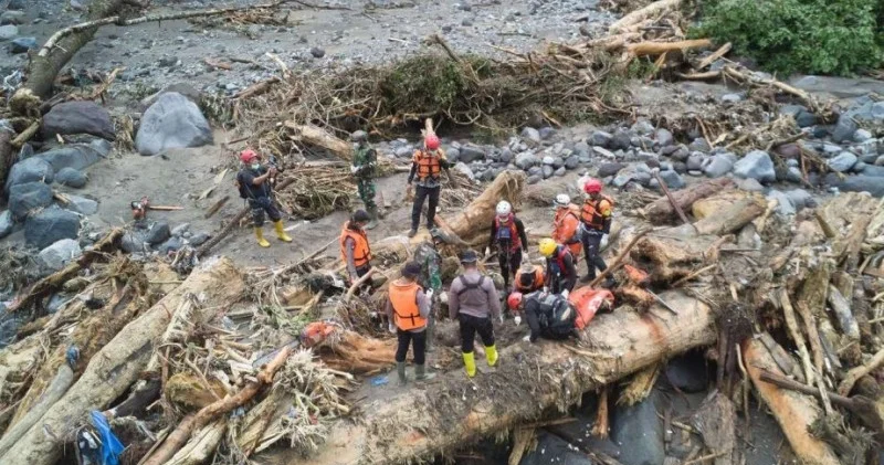 İndoneziyada sel və torpaq sürüşmələri nəticəsində ölənlərin sayı min nəfərə çatıb