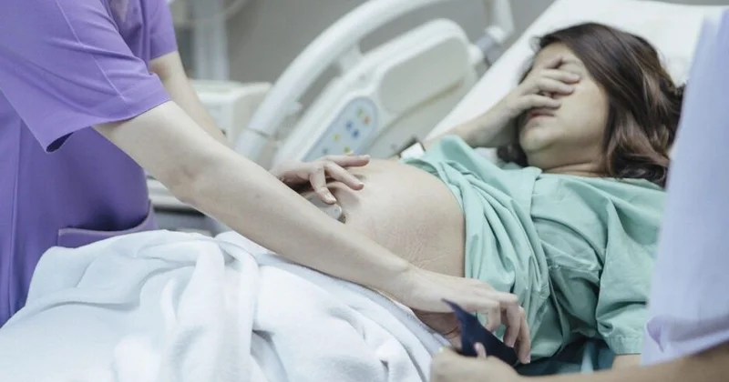 Bətnində əkizlərdən biri öldü digərini 40 gün sonra doğdu