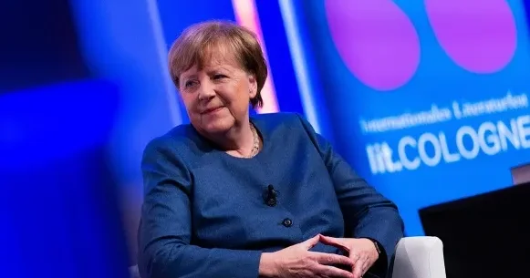 Merkel məşhur əl jestini TƏRGİDİB