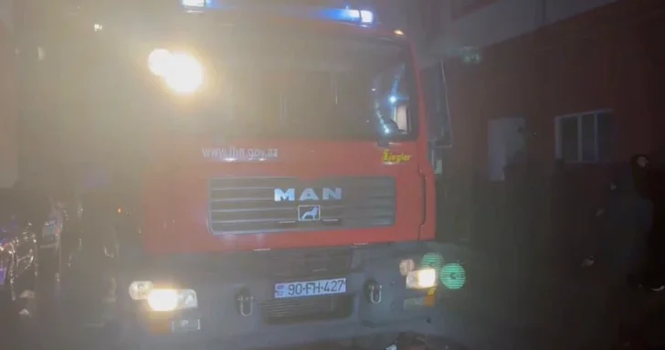 В Хырдалане произошёл пожар в многоэтажном доме: жители эвакуированы