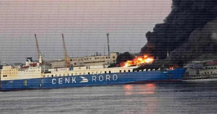 Ракетный удар по Одессе: повреждено гражданское судно и техника спасателей