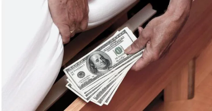 İnsanlar nə üçün pullarını evdə saxlayır?