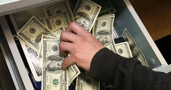 Atasının 7 min dollardan çox pulunu oğurlayan şəxs saxlanılıb