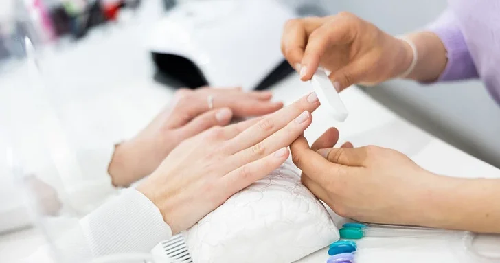 Врач предупредила об опасности гель лака для репродуктивного здоровья