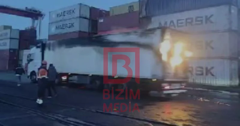 Odessada PUA hücumuna məruz qalan Türkiyə gəmisindən yük maşınları belə çıxarıldı ANBAAN VİDEO