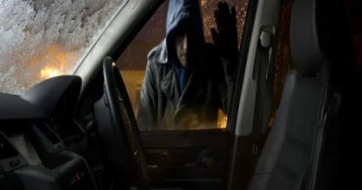 Bakıda maşının qapısını açıq qoyan sürücünün başına OYUN GƏLDİ