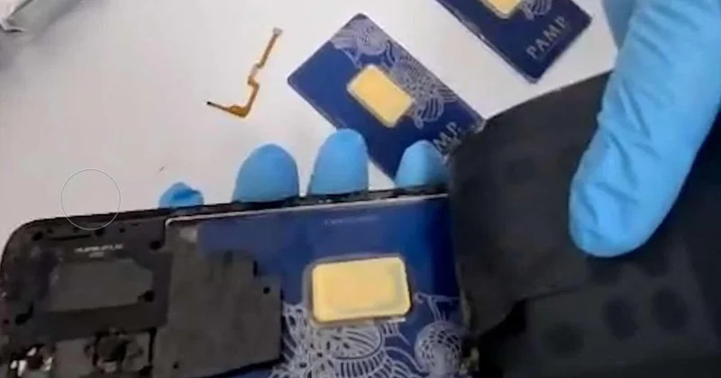 У гражданина Азербайджана изъяли спрятанные в телефоне золотые слитки ФОТО