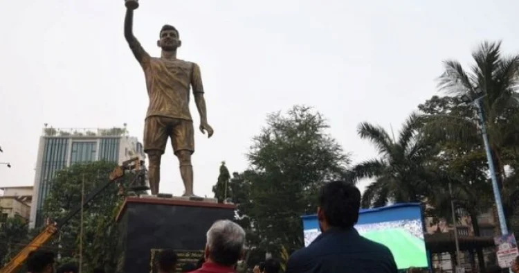 Messi xoşbəxtdir, izdiham isə xoşbəxt deyil: azarkeşlər stadionunu dağıtdılar VİDEO