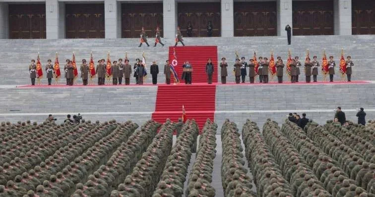 Kim Çen In Rusiyadan qayıdan hərbçilərlə görüşdü FOTO