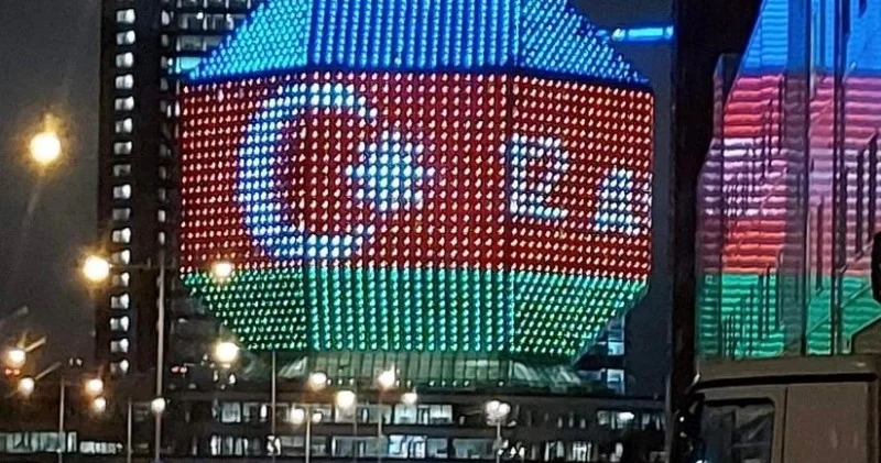 Belarusun Milli Kitabxanası Azərbaycan bayrağının rənglərinə boyanıb