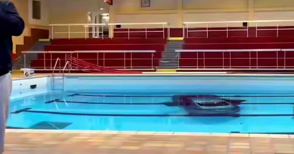 Во Франции автомобиль рухнул в бассейн ВИДЕО