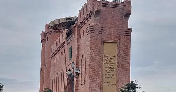 Qaldırıcı qırıldı, üzərinə maşın düşüb öldü