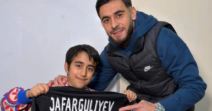 Sığınacaqda futbolu tək izləyən Əkbəri ziyarətə getdi