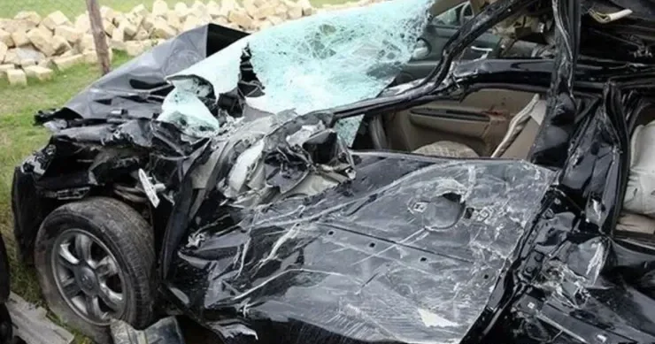 Qazaxda maşın yol nişanına çırpıdı: xəsarət alanlar var