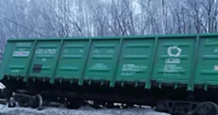 В России локомотив столкнулся с грузовым составом: 14 цистерн с мазутом сошли с рельсов