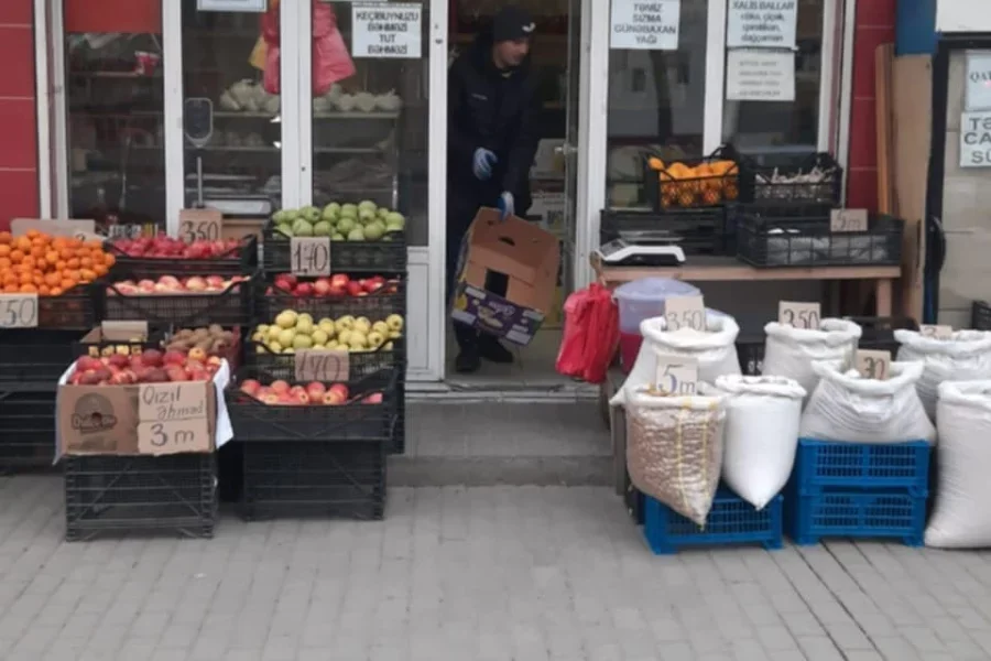 Azərbaycanda klub tərəfindən atılan məşqçi dükanda satıcı işləməyə başladı