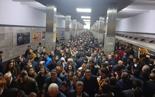 Metroda dözülməz sıxlıq: Problemi necə aradan qaldırmaq olar?