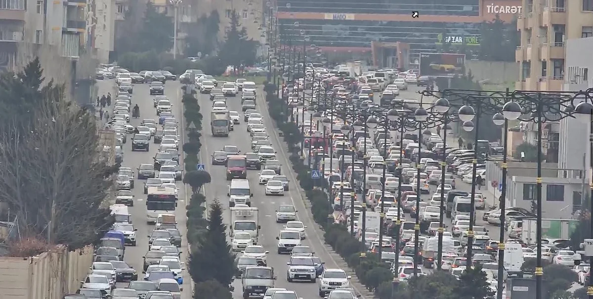 NİİM: Bakıda yolun hərəkət hissəsində parklanma sıxlığa səbəb olub FOTO