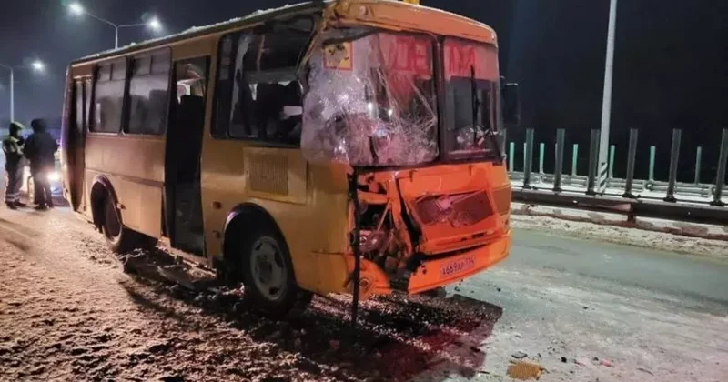 В РФ произошло ДТП с участием школьного автобуса, есть погибший и раненый