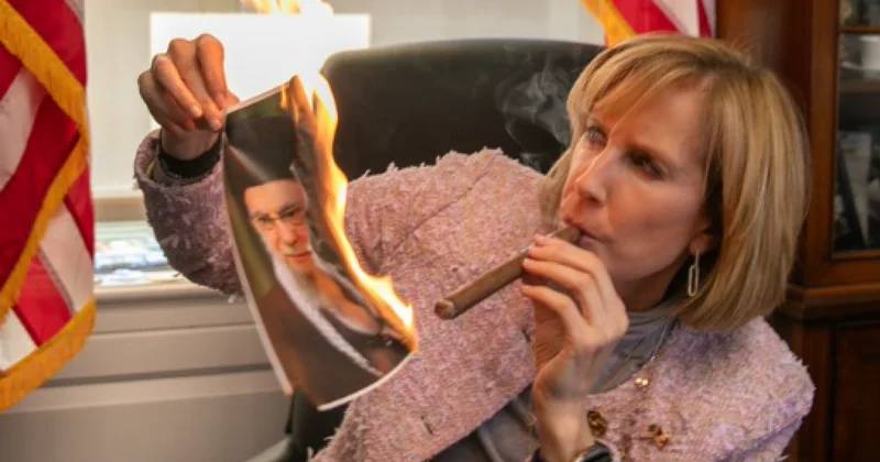 ABŞ Nümayəndələr Palatasının üzvü Xameneinin şəkli ilə siqar yandırdı