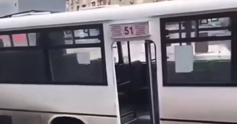 51 nömrəli avtobus yoldakı çuxura düşdü, sərnişinlər düşürüldü VİDEO