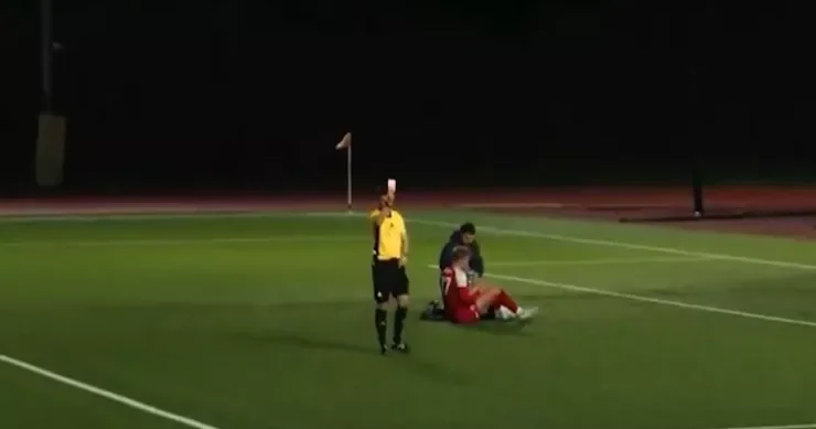 Hakim sərxoş azarkeşi tribunada qışqırdığına görə meydandan qovdu