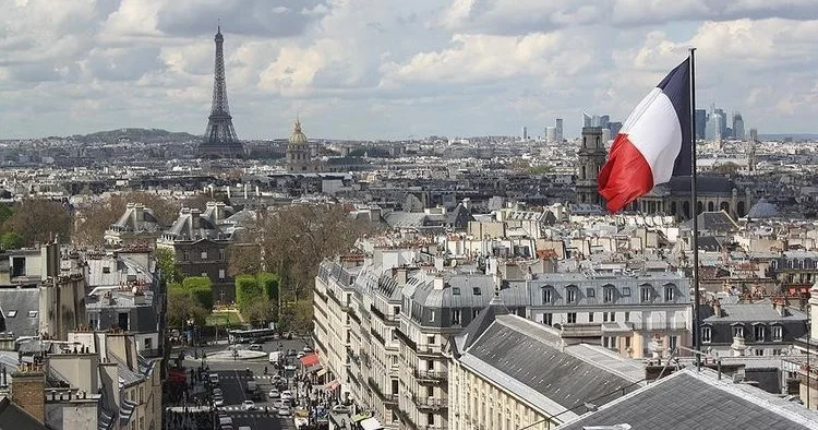 Fransalı fermerlər parlamentin qarşısına 30 ton kartofv boşaldıb Etiraz + VİDEO