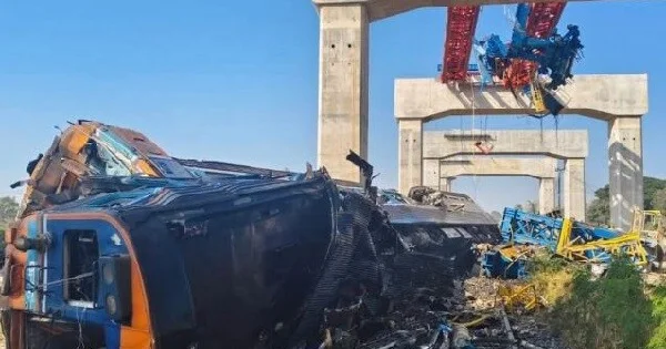 Kran qatarın üzərinə düşdü: 22 ölü, 70 yaralı Video