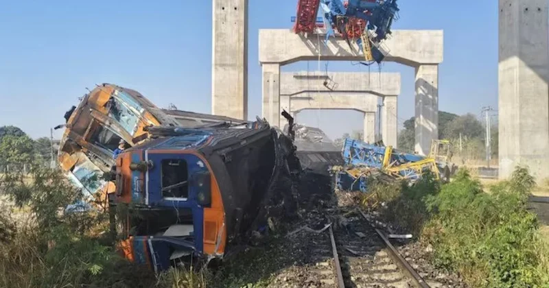 Tailandda kran qatarın üstünə aşıb, 22 nəfər ölüb