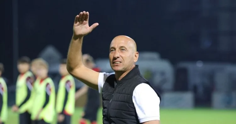 Zirə nin rəqibi olan Rumıniya klubunun baş məşqçisi Xəzər Lənkəran” formam hələ də otağımdadır