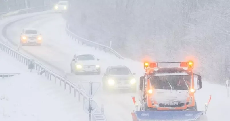 Госагентство продолжает борьбу со снегом на дорогах и обледенение мостов в Азербайджане: ВИДЕО