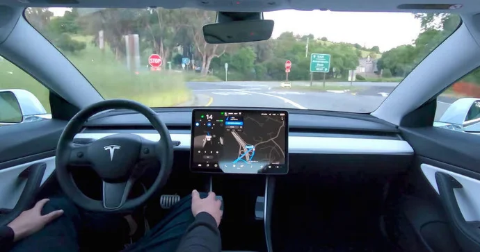 Maşını avtonom rejimdə nəzarətsiz qoyub şou göstərirlər Ekspert sürücüləri TƏNQİD ETDİ VİDEO