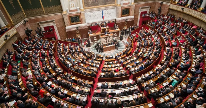 Fransa parlamenti hökumətə etimadsızlıqla bağlı ikinci qətnaməni rədd edib