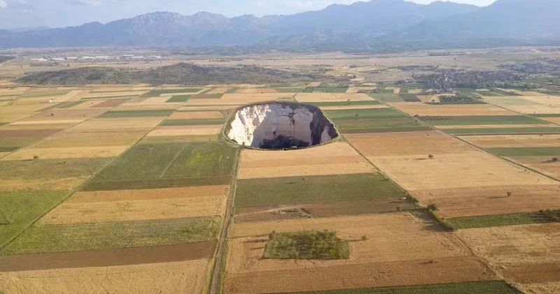 Şəhərləri udan qara dəliklər : Onlar necə yaranır?