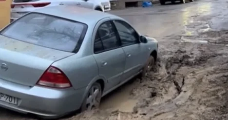 7 ci mikrorayonda yol çöküb Maşın batıb