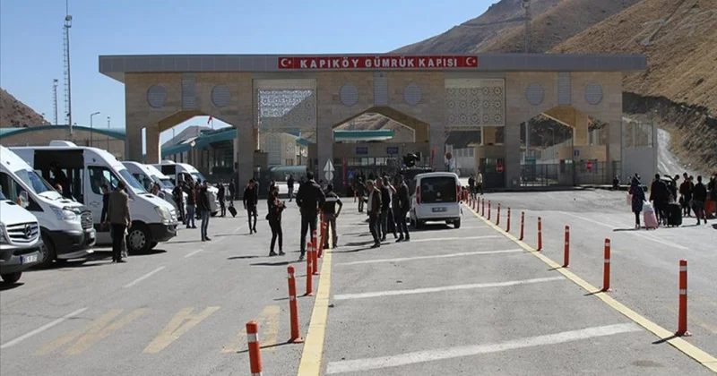 İran vətəndaşları quru sərhədlərini keçərək Türkiyəyə gedir