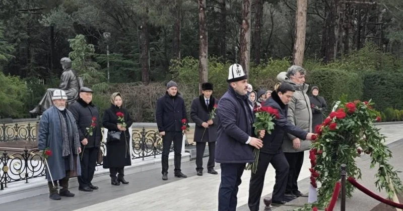 Türk Dünyası Mediatorlar Birliyinin rəhbəri və qırğızıstanlı mediatorlar Fəxri xiyabanı ziyarət edib
