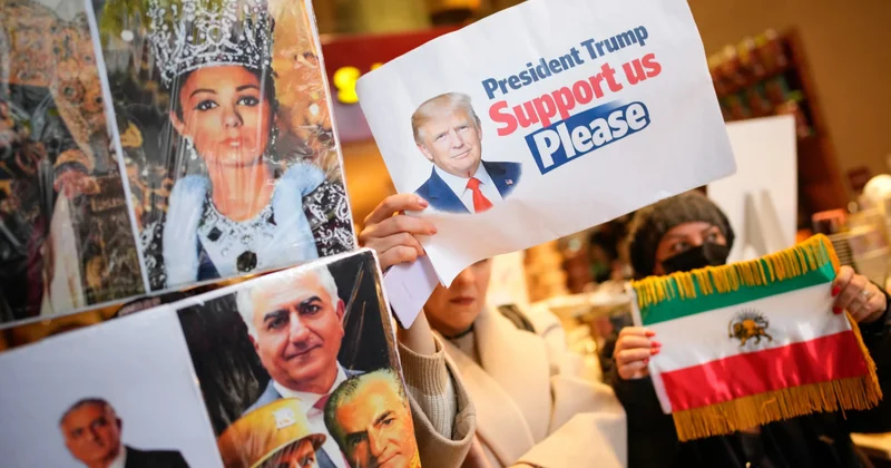 Иранцы на улицах Стамбула с портретами Пехлеви объектив