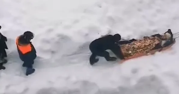 Təcili yardım həkimləri fırtınada xəstəni 1 kim xərəkdə daşıyıb