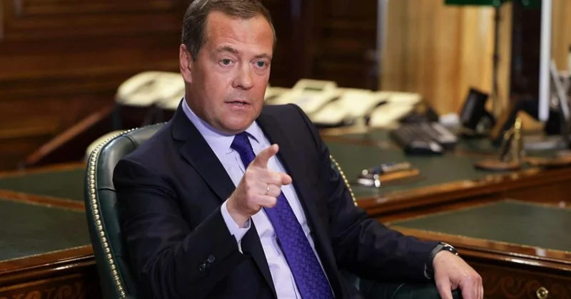 Галльский петух прокукарекал . Медведев жестко высмеял Макрона из за Гренландии Minval Politika