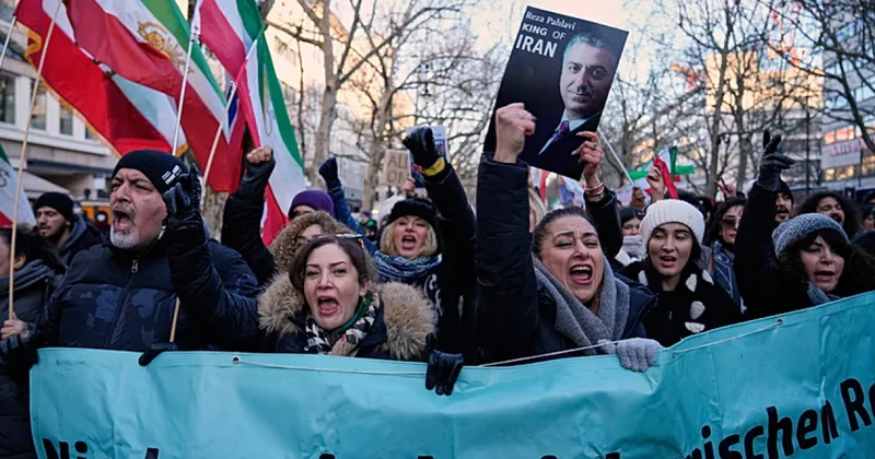 В Берлине сорвали флаг Ирана со здания посольства