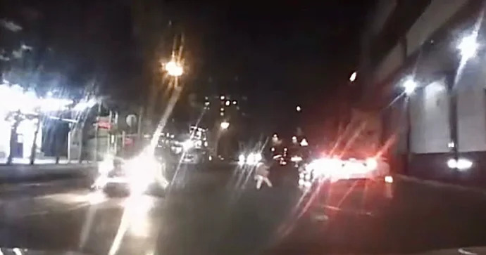 Keçidin yaxınlığından yola qaçan piyada qəzadan saniyə ilə qurtuldu VİDEO