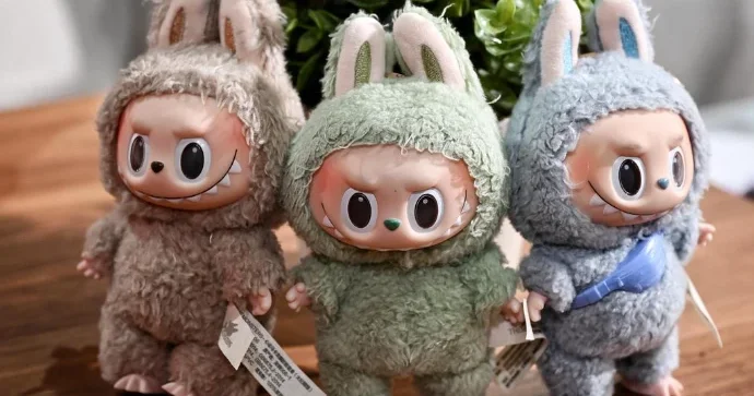 Нарушение трудовых прав за милым фасадом: подростки трудятся по 100 часов на фабрике Лабубу