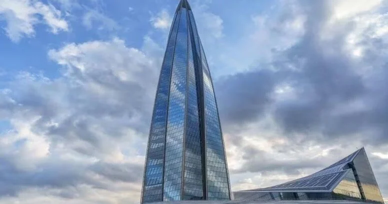 90 dərəcə bükülən möcüzə: Zirvəsindəki buzu kondisionerə çevirən bina