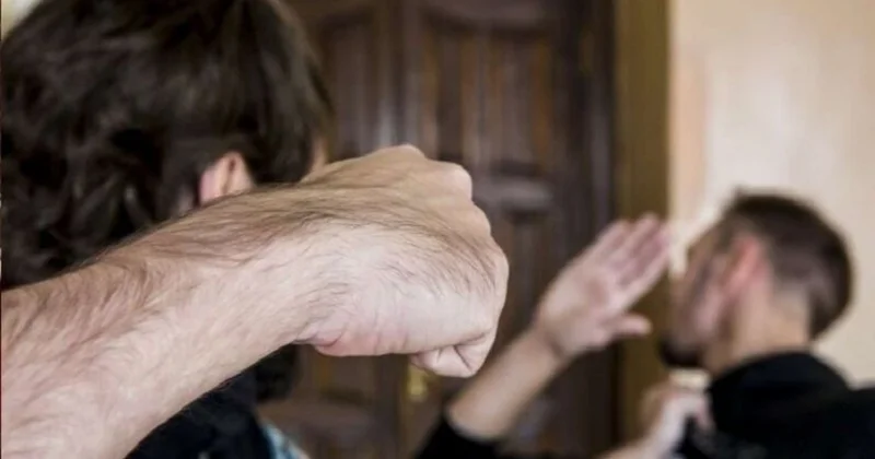 Gənc oğlan tanışları ilə birgə qardaşı arvadının görüşünə gələn şəxsi döyərək xəsarət yetirdi