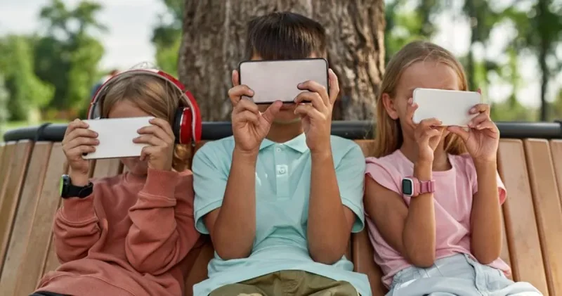 Британские власти рассматривают запрет на использование соцсетей детьми