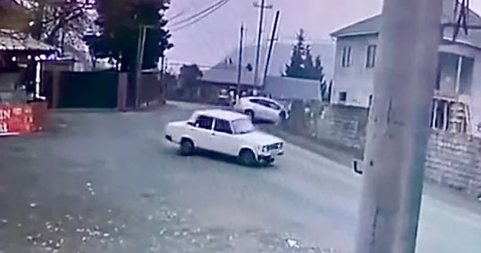 Təhlükəli manevr edərək qəza törədən Prius sürücüsü cəzalandırıldı VİDEO