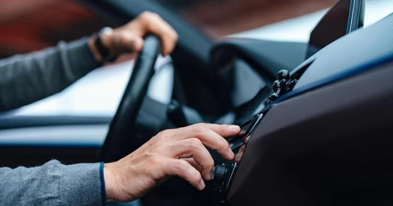 Bakıda avtomobil çuxura düşərək batdı VİDEO